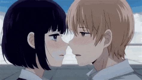 gifs de besos de anime.
